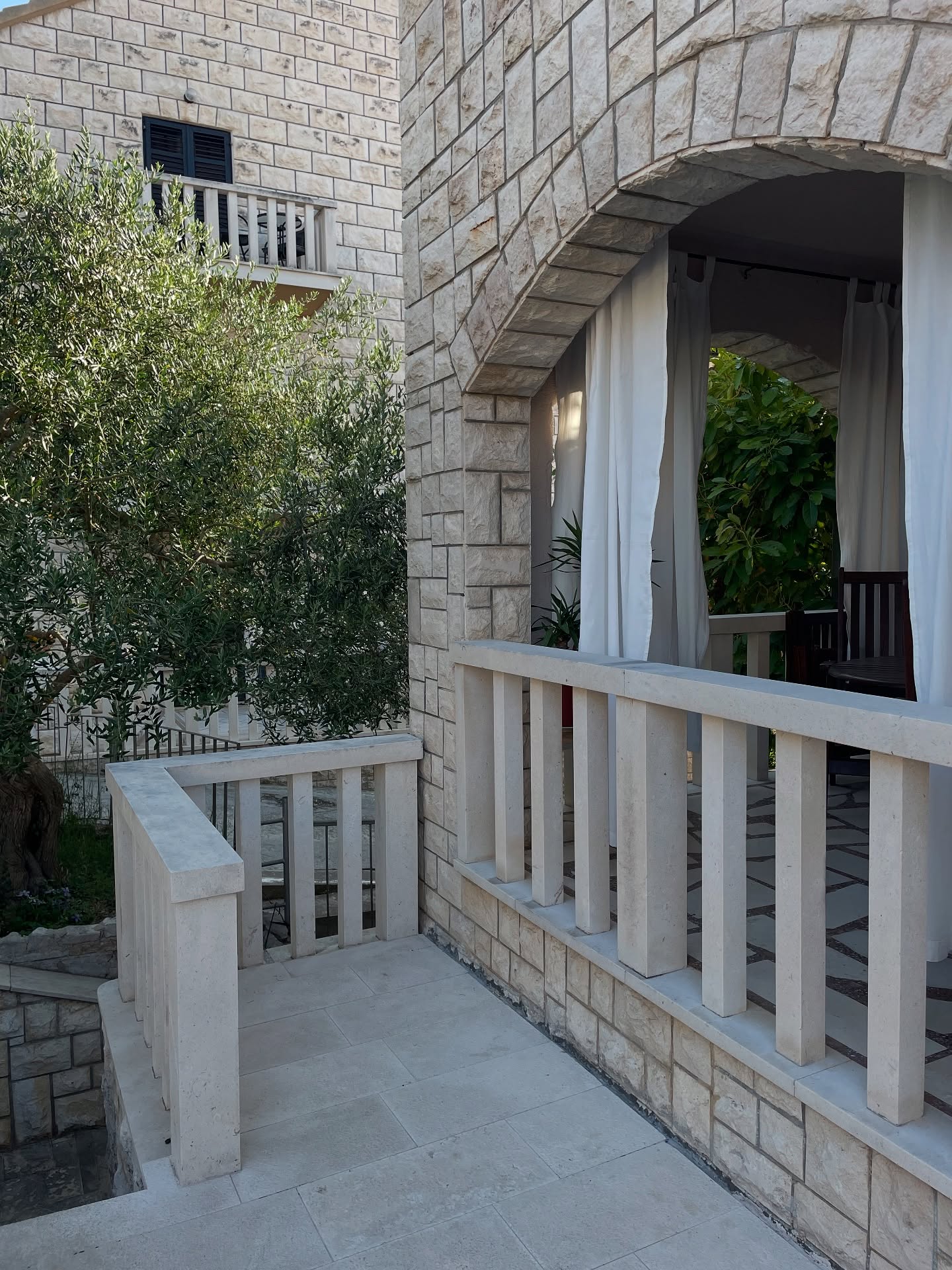 Kamienne łuki i taras Villa Agava