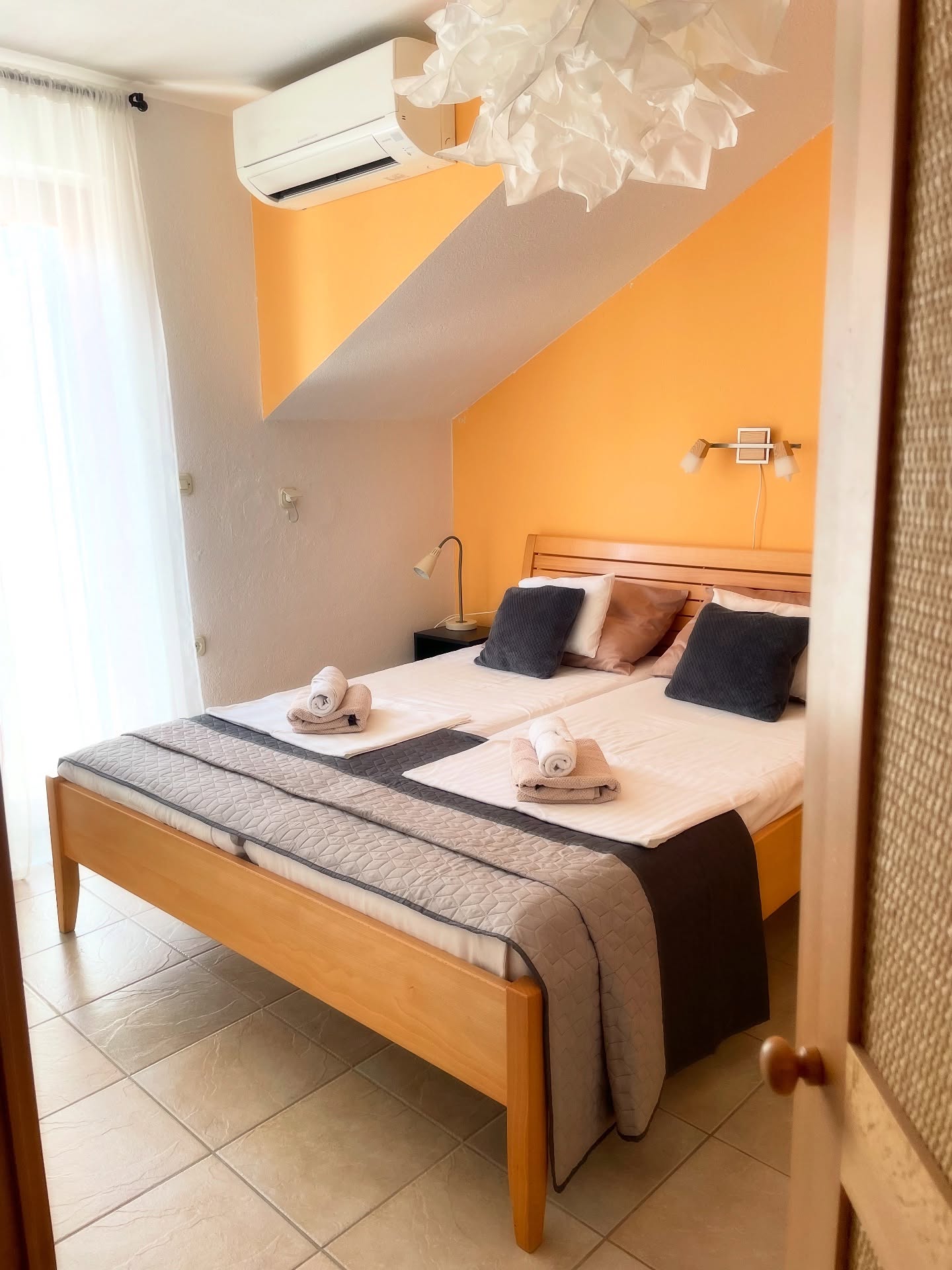 Wnętrze apartamentu — sypialnia z klimatyzacją