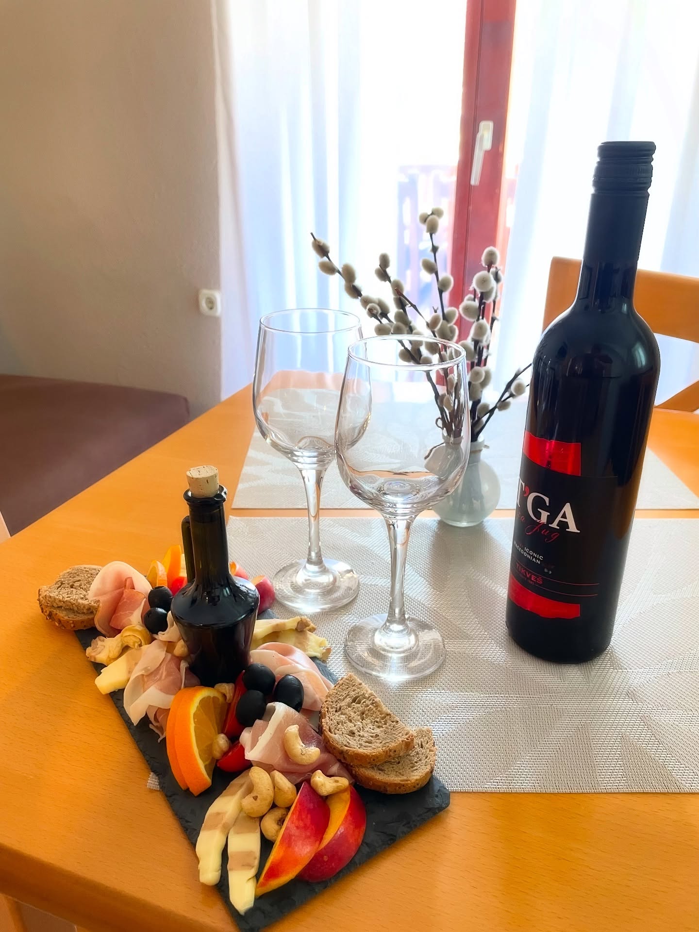 Lokalne wino i przekąski na tarasie